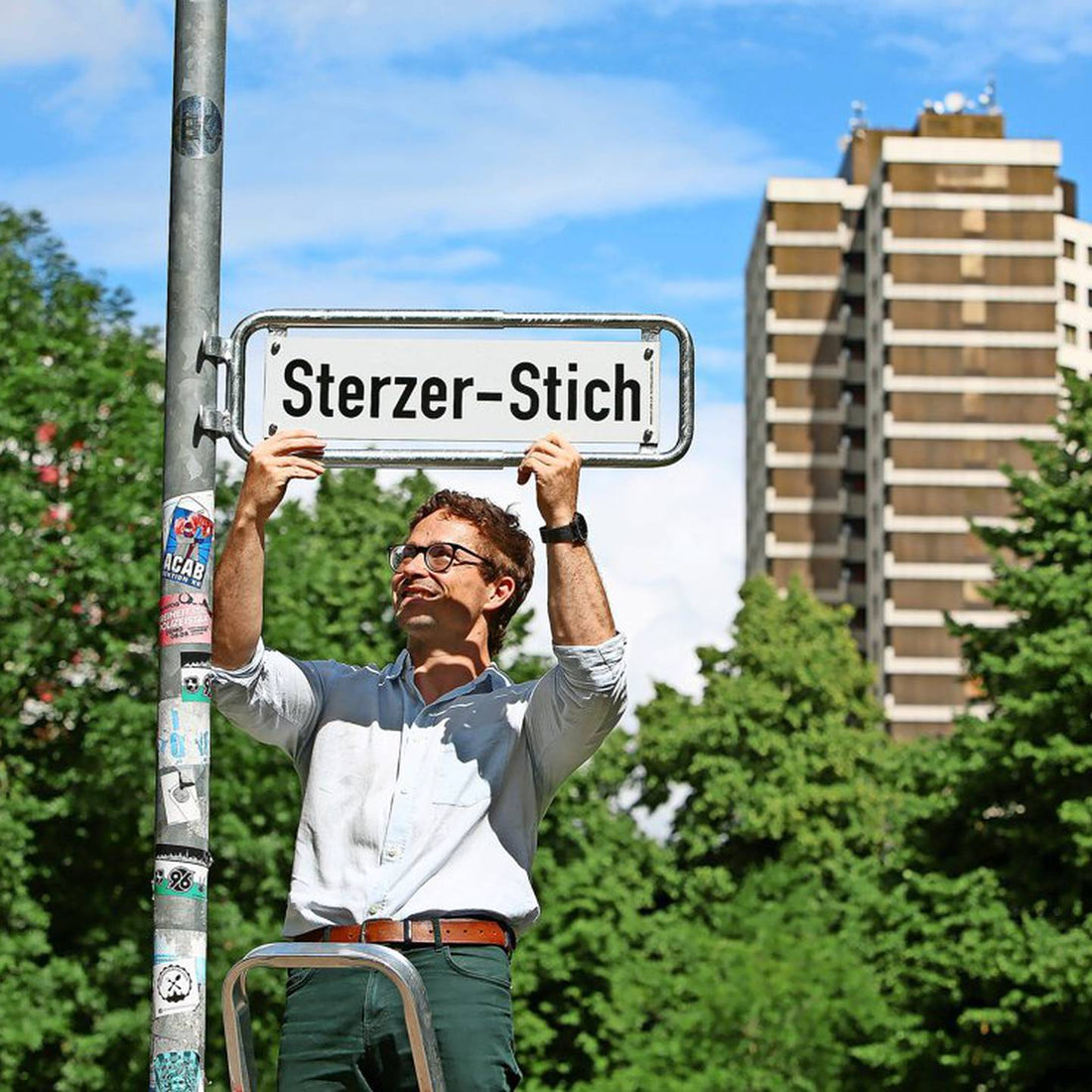 Nun auch Filmproduzent – ich habe meiner Freundin einen Film über ihre Straße gedreht. Kann man hier sehen: "Wir treffen uns am Sterzer"